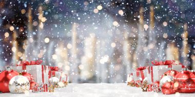 Kırmızı ve beyaz Noel hediyeleri ve 3d render kadar kaplı baubles