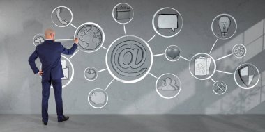 İşadamı bir duvar 3d ren multimedya arabirimi kroki çizim