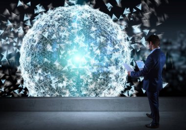 Dijital planet earth arabirim üzerinde bir çatı izlerken işadamı