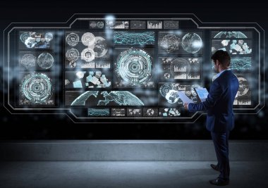 Grafik ekranlar arabirim üzerinde bir çatı 3d ren izlerken işadamı