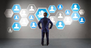 Üzerinde bir duvar 3d renderin sosyal ağ arabirimini kullanarak iş adamı