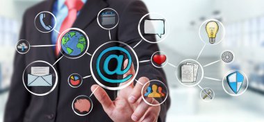 Multimedya arabirimi çizilmiş dokunmadan işadamı