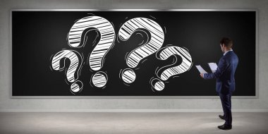 Kroki üzerinde bir kurulu 3d render işaretlemek bir soru izlerken işadamı