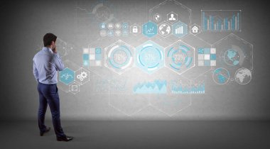 Bir duvar 3d render grafik ekranlar arabirimde izlerken işadamı