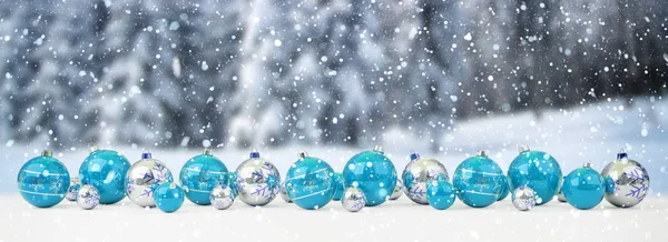 Blauwe en witte kerstballen rijtje van 3D-rendering — Stockfoto