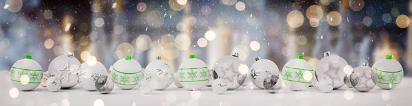 Witte en groene kerstballen rijtje van 3D-rendering — Stockfoto