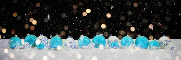 Blauwe en witte kerstballen met kaarsen 3D-rendering — Stockfoto