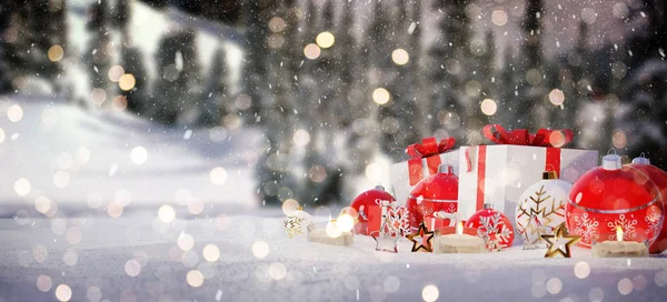 Rode en witte Kerstcadeaus en kerstballen op sneeuw 3D-rendering — Stockfoto