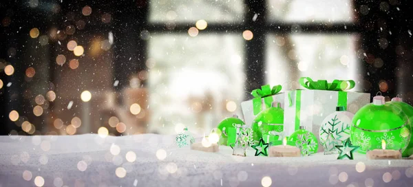 Regalos y adornos de Navidad verdes y blancos en la representación 3D de nieve —  Fotos de Stock