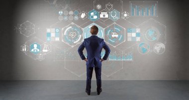 Tıbbi bir duvar 3d render arabirimde izlerken işadamı