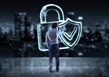 Internet güvenlik arabirimi kroki üzerinde bir roo izlerken işadamı