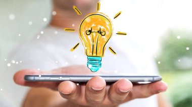 Bir ampul tutan işadamı cep telefonu kroki