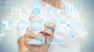 İşadamı hologramlar veriler dijital ekranlarda ile bir kalem kullanarak. 