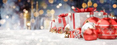 Kırmızı ve beyaz Noel hediyeleri ve 3d render kadar kaplı baubles