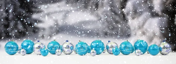 Blauwe en witte kerstballen rijtje van 3D-rendering — Stockfoto