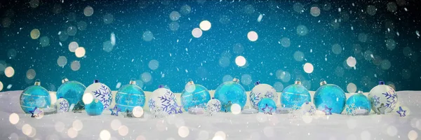 Blauwe en witte kerstballen met kaarsen 3D-rendering — Stockfoto