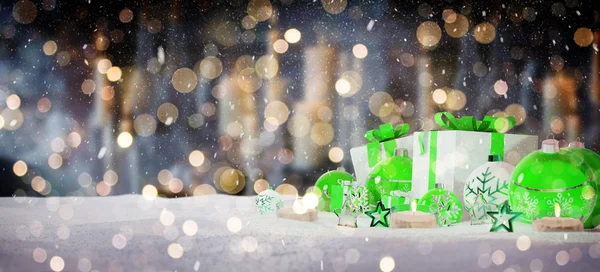Yeşil ve beyaz Noel hediyeleri ve baubles karda 3d render — Stok fotoğraf