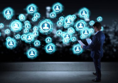 Bir çatı katı 3d re sosyal ağ arabiriminde izlerken işadamı