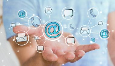 Çizilmiş grafik iletişim ve bağlantı ile tutan işadamı