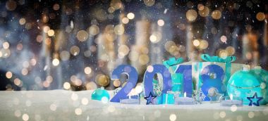 2018 yeni yıl arifesinde Noel baubles ve hediyeler 3d render ile