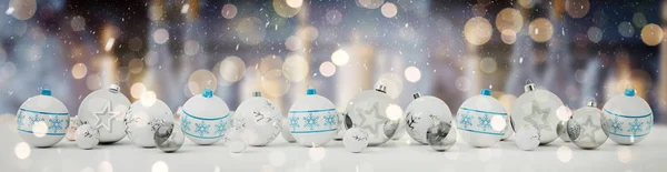 Wit en blauw kerstballen rijtje van 3D-rendering — Stockfoto