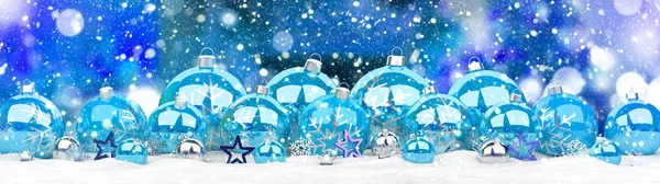 Blauwe en witte kerstballen 3D-rendering — Stockfoto