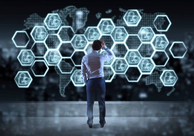 Internet güvenlik arabirimi kroki üzerinde bir roo izlerken işadamı