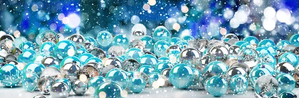 Blauwe en witte kerstballen 3D-rendering — Stockfoto