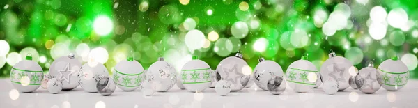 Boules de Noël blanches et vertes alignées rendu 3D — Photo