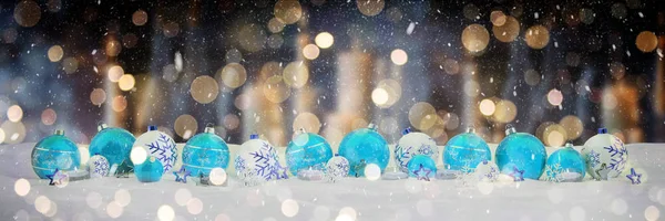 Blauwe en witte kerstballen met kaarsen 3D-rendering — Stockfoto