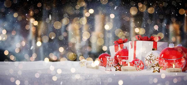 Regalos y adornos de Navidad rojos y blancos en la representación 3D de nieve —  Fotos de Stock