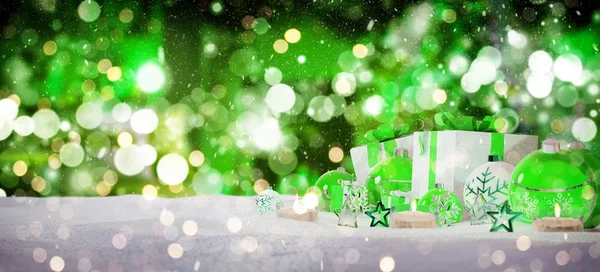 Hadiah Natal hijau dan putih dan perhiasan pada rendering 3D salju — Stok Foto
