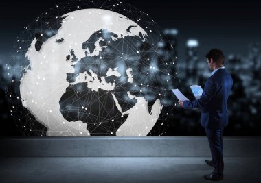 Dijital planet earth arabirim üzerinde bir çatı izlerken işadamı