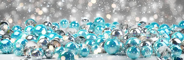 Blauwe en witte kerstballen 3D-rendering — Stockfoto