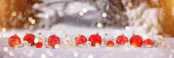 Bola de Navidad roja y blanca con velas 3D renderizado —  Fotos de Stock