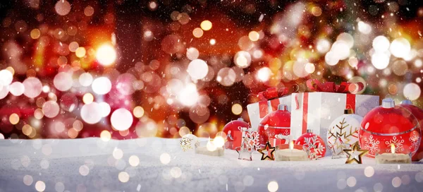 Kırmızı ve beyaz Noel hediyeleri ve baubles karda 3d render — Stok fotoğraf