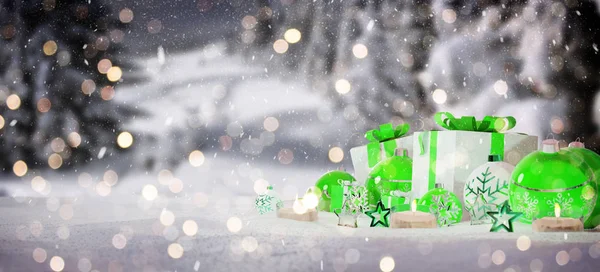 Regalos y adornos de Navidad verdes y blancos en la representación 3D de nieve —  Fotos de Stock