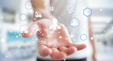 Modern tıbbi arabirimi 3d işlemesini kullanan iş adamı