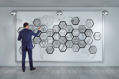 Multimedya arabirimi kroki çizim kurulu 3d re üzerinde işadamı