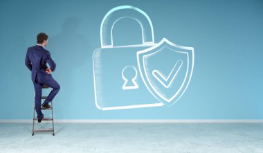 Internet güvenlik arabirimi kroki üzerinde bir wal izlerken işadamı