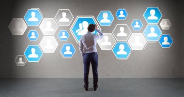 Üzerinde bir duvar 3d renderin sosyal ağ arabirimini kullanarak iş adamı