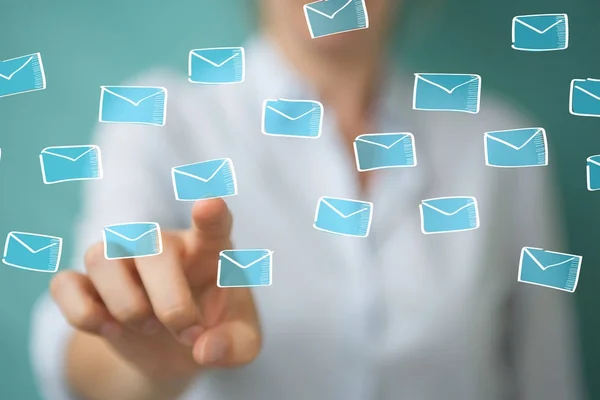 Empresaria sosteniendo y tocando bosquejo de correos electrónicos flotantes —  Fotos de Stock