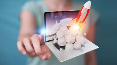 Bir laptop 3d render roket başlatılması ile iş kadını
