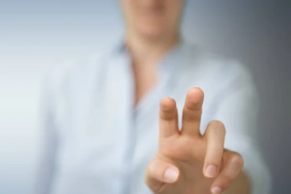 Geschäftsfrau zeigt mit dem Finger — Stockfoto