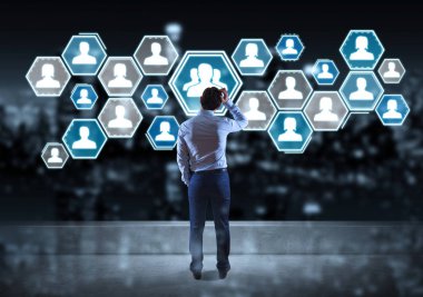 Bir çatı katı 3d re sosyal ağ arabiriminde izlerken işadamı