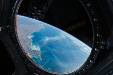 Bir uzay istasyonu pencere 3d işleme el Dünya gezegeninden görünümünü