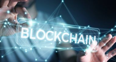 İşadamı blockchain cryptocurrency arabirimi 3d renderi kullanarak