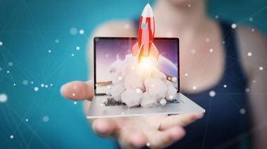 Bir laptop 3d render roket başlatılması ile iş kadını