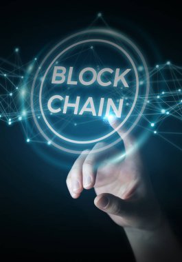 Blockchain cryptocurrency arabirimi 3d rende kullanarak iş kadını