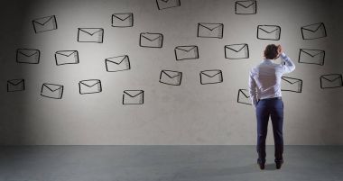 İşadamı izlerken sketch bir duvar 3d render üzerinde e-postaları